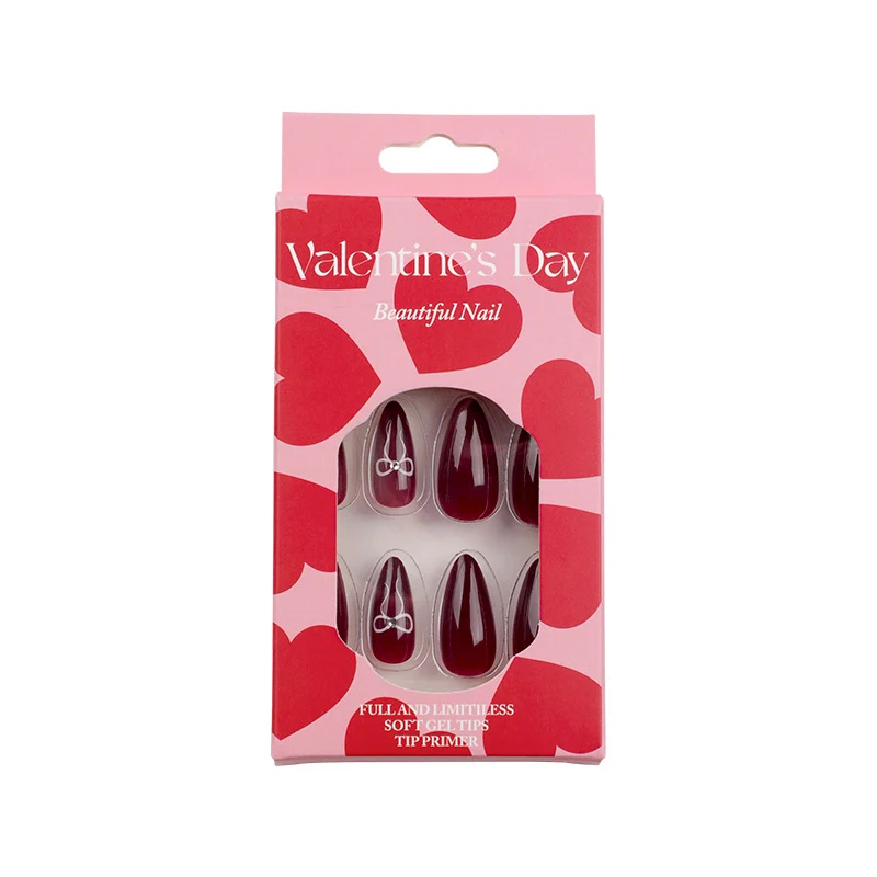 Nagelkunst mit romantischen Herzmotiven Karnz