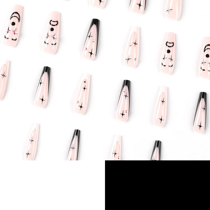 Nagelkunst mit Herz- und Lippenmotiven Karnz