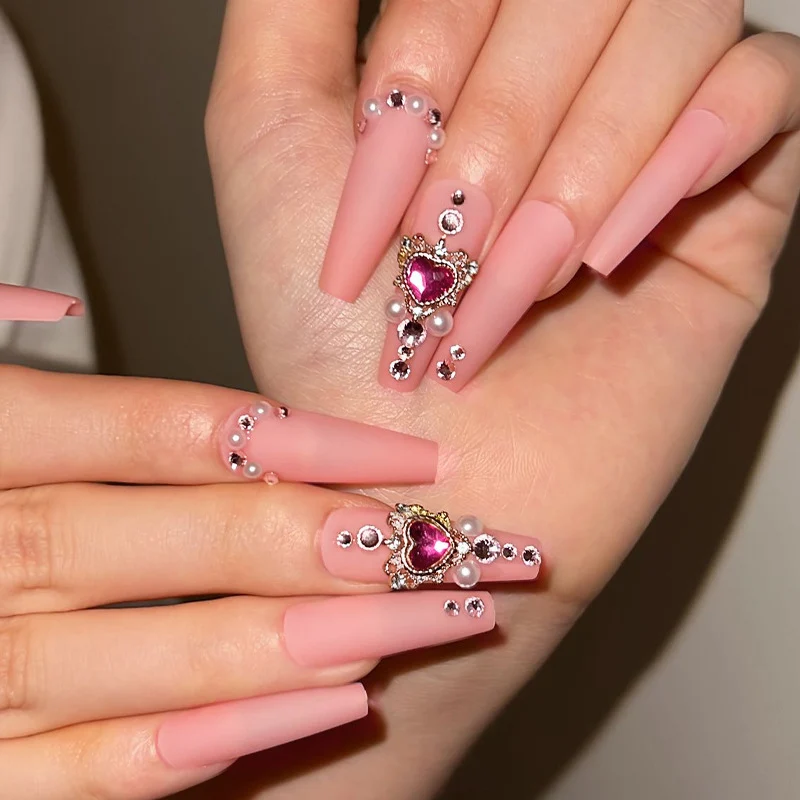 Nagelkunst mit Herz- und Lippenmotiven Karnz