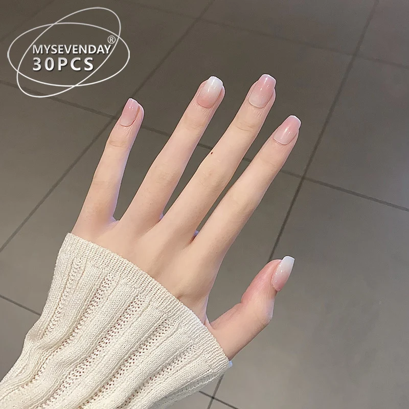 Glänzendes Druck-Nagel-Set mit eleganten französischen Spitzen Karnz