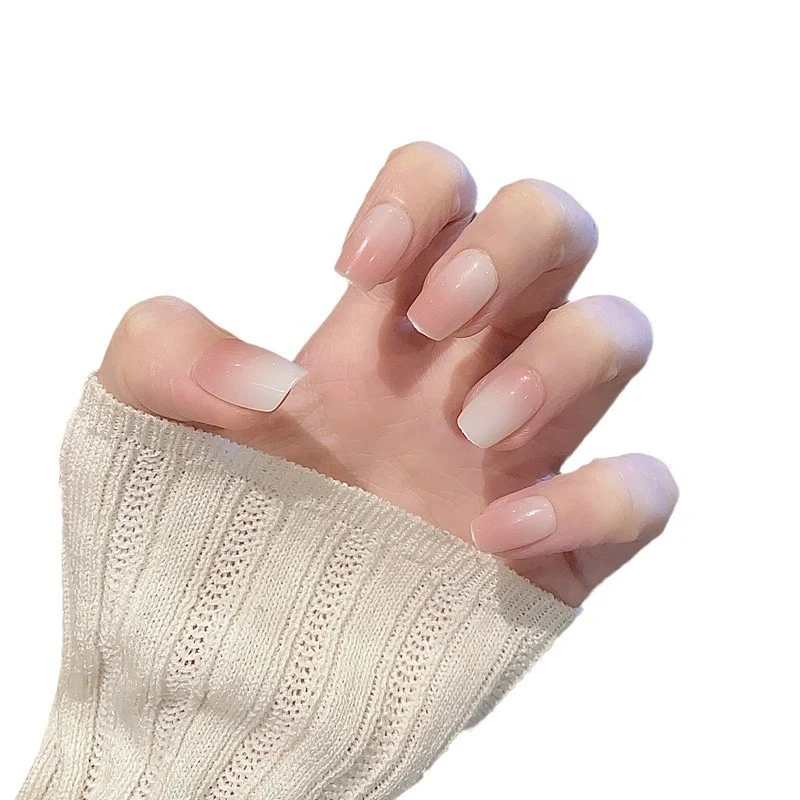 Glänzendes Druck-Nagel-Set mit eleganten französischen Spitzen Karnz