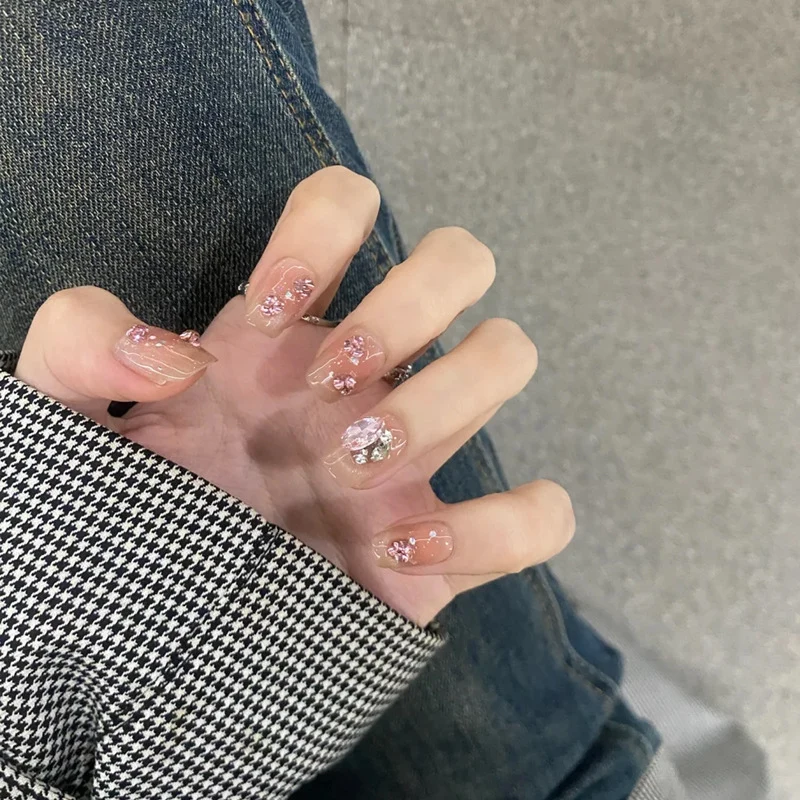 Glänzendes Nagelset Karnz