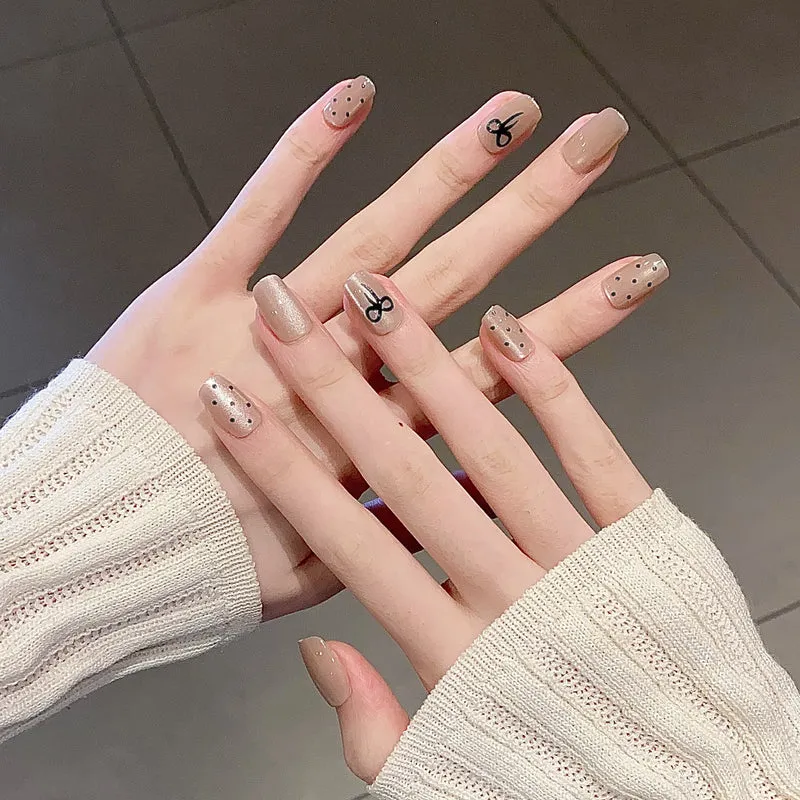 Glänzendes Nagelset Karnz