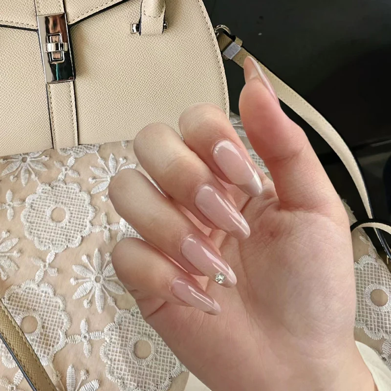 Glänzendes Nagelset Karnz