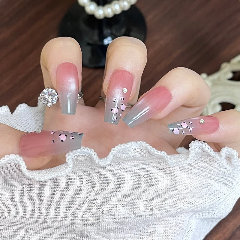 Glänzendes Nagelset Karnz