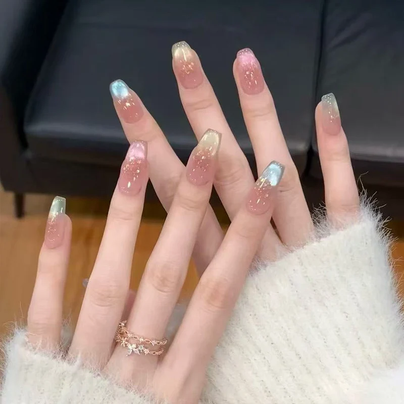 Glänzendes Nagelset Karnz