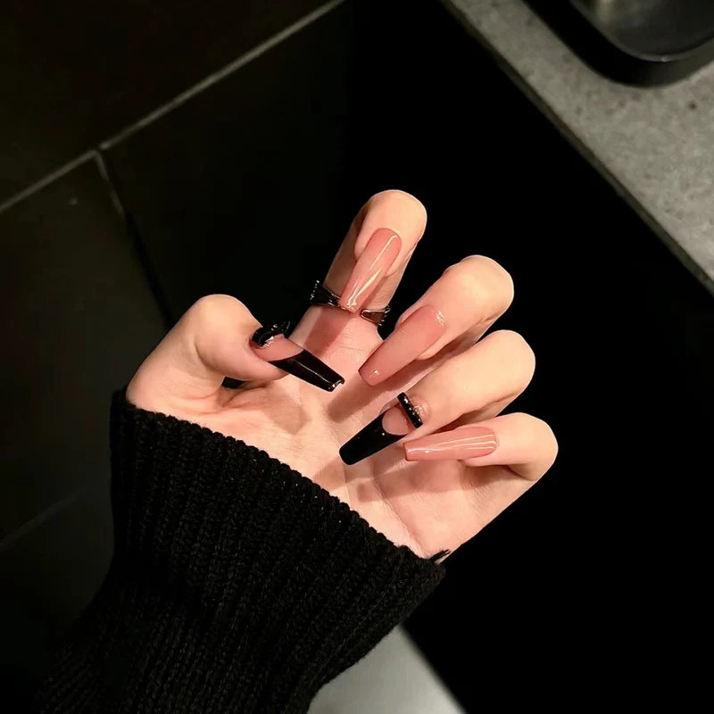 Glänzendes Nagelset Karnz