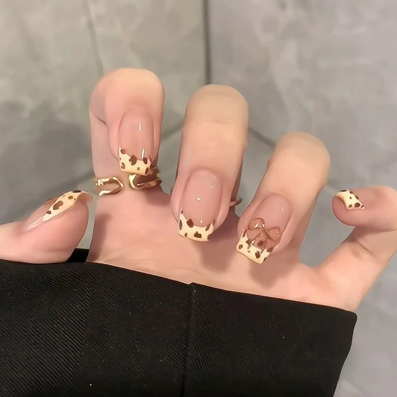 Glänzendes Nagelset Karnz
