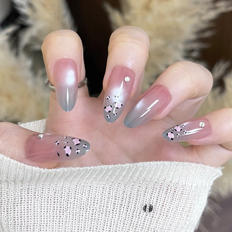 Glänzendes Nagelset Karnz