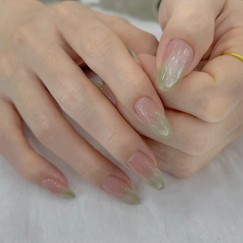 Glänzendes Nagelset Karnz
