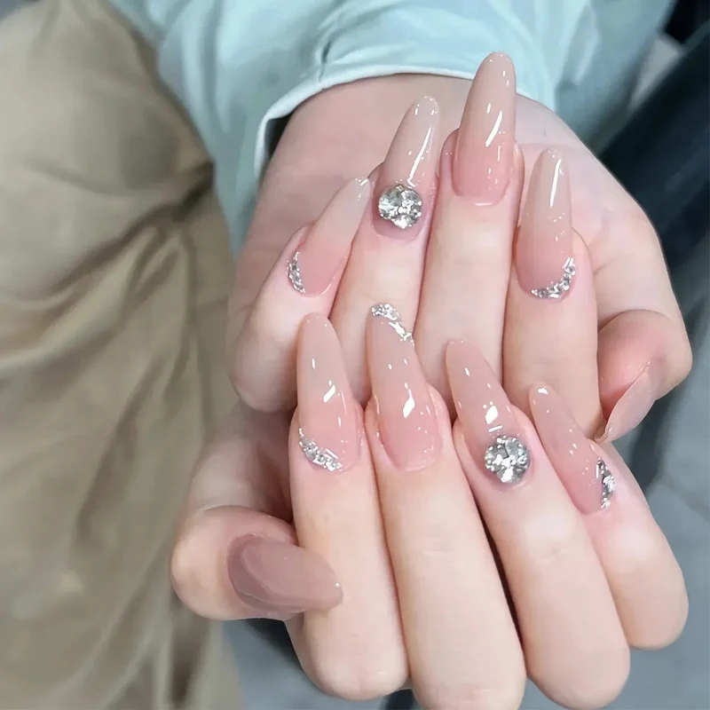 Glänzendes Nagelset Karnz