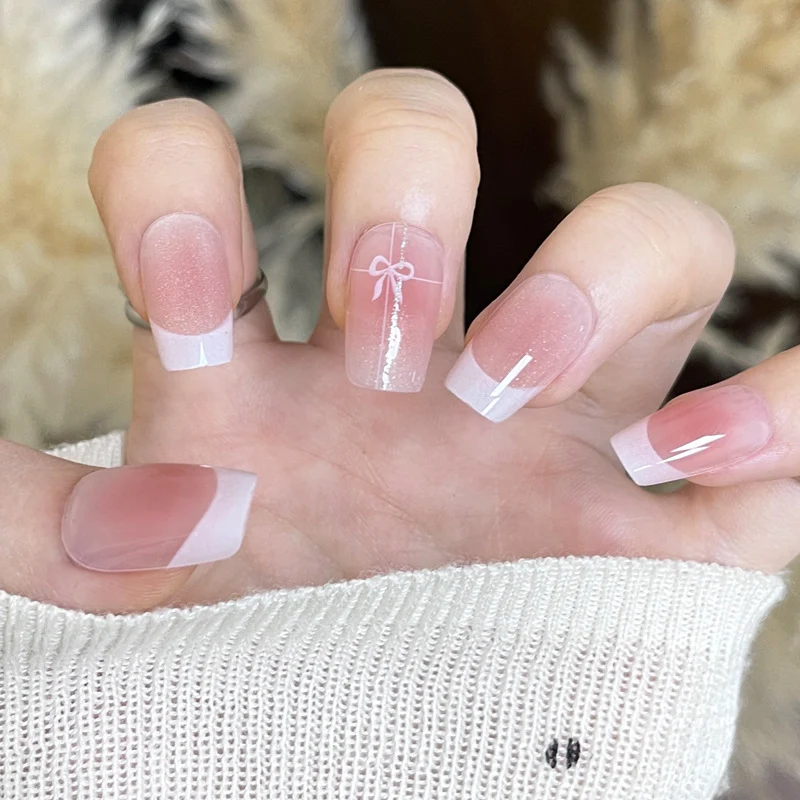 Glänzendes Nagelset Karnz