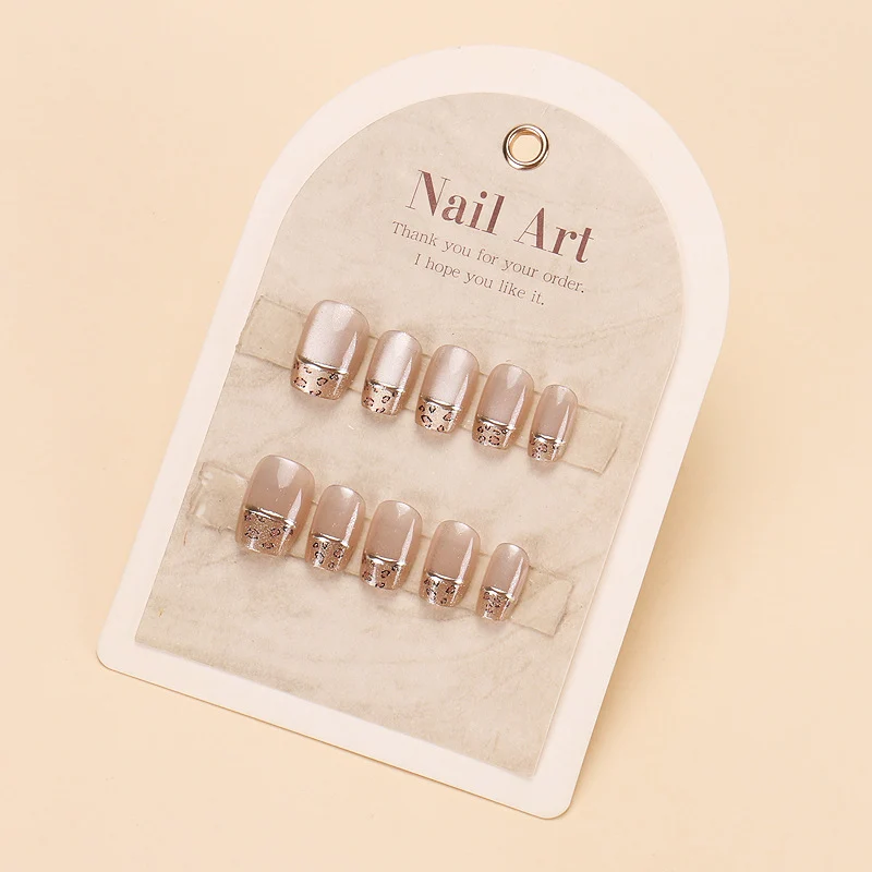 Glänzendes Nagelset Karnz