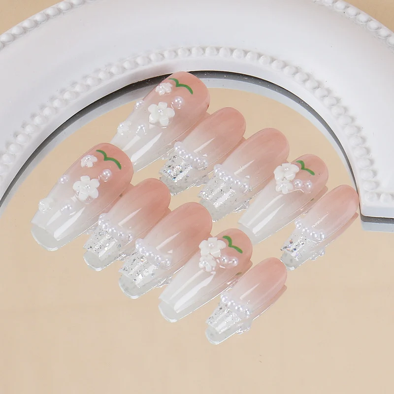 Glänzendes Nagelset Karnz