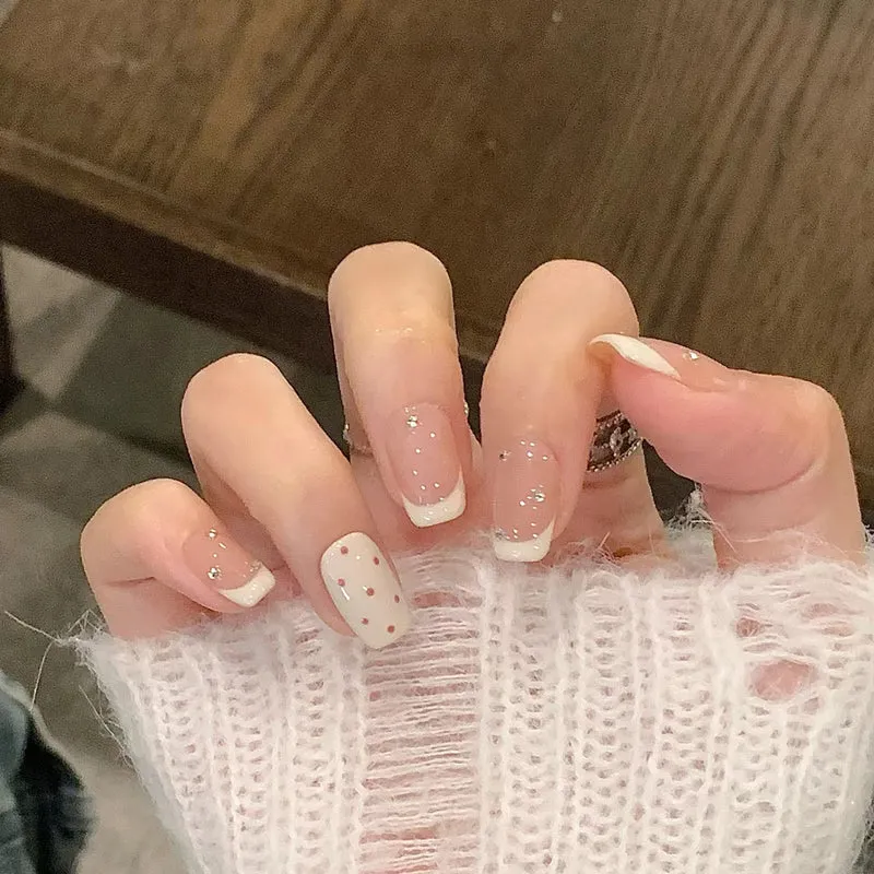 Glänzendes Nagelset Karnz
