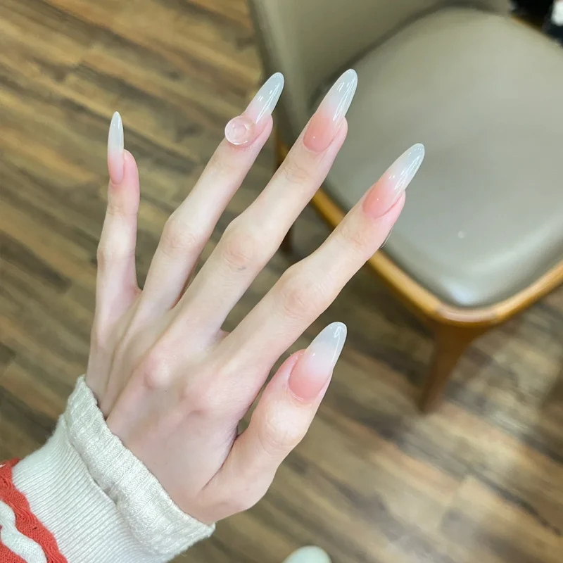 Glänzendes Nagelset Karnz