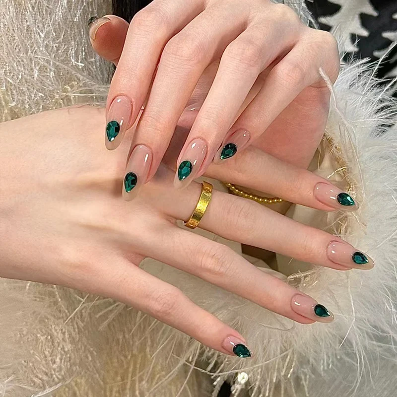 Glänzendes Nagelset Karnz