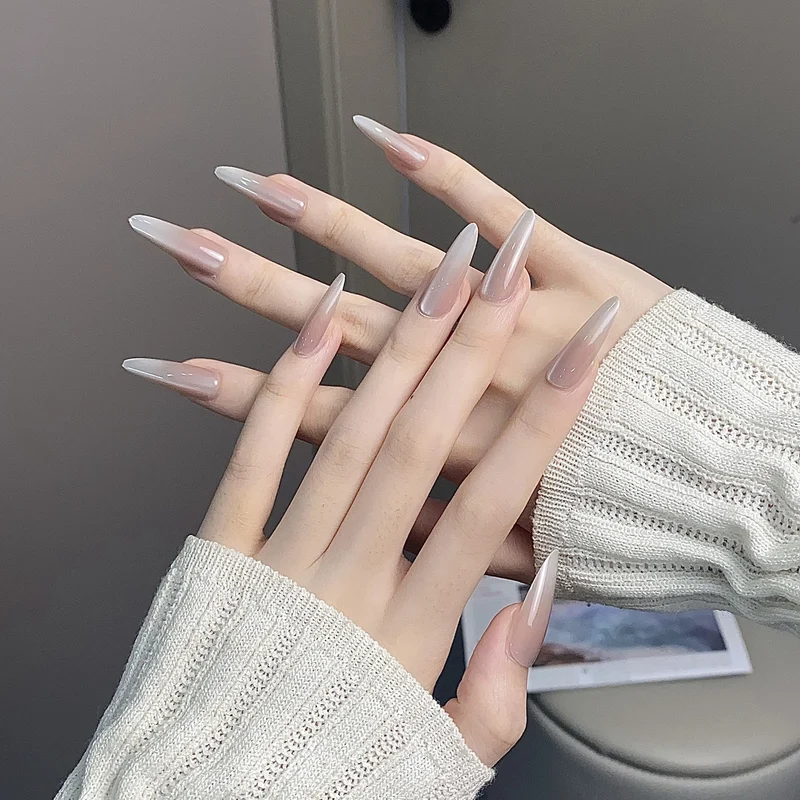 Glänzendes Nagelset Karnz