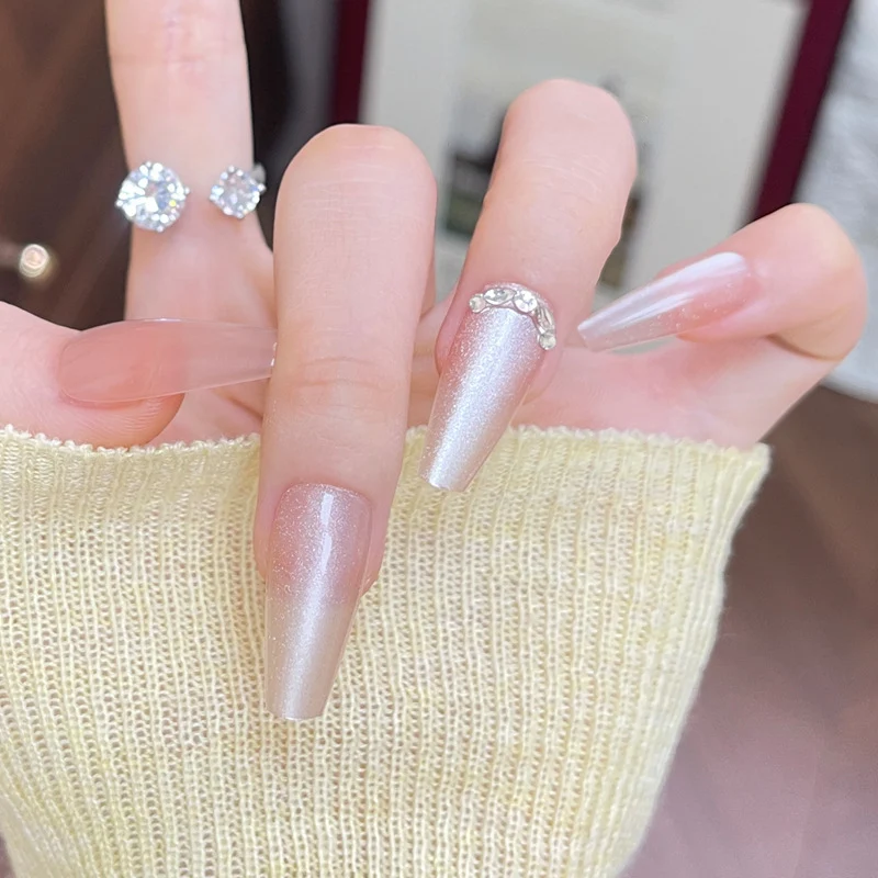 Glänzendes Nagelset Karnz