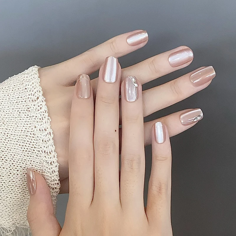 Glänzendes Nagelset Karnz