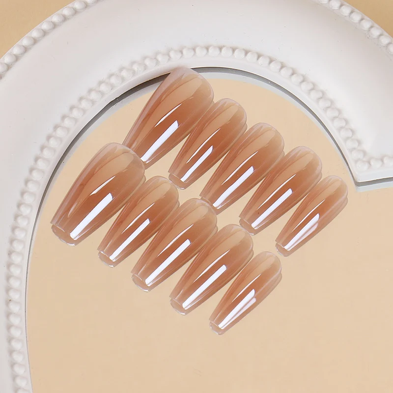 Glänzendes Nagelset Karnz