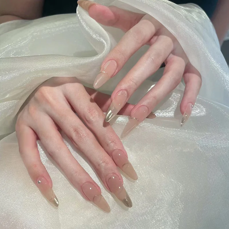 Glänzendes Nagelset Karnz