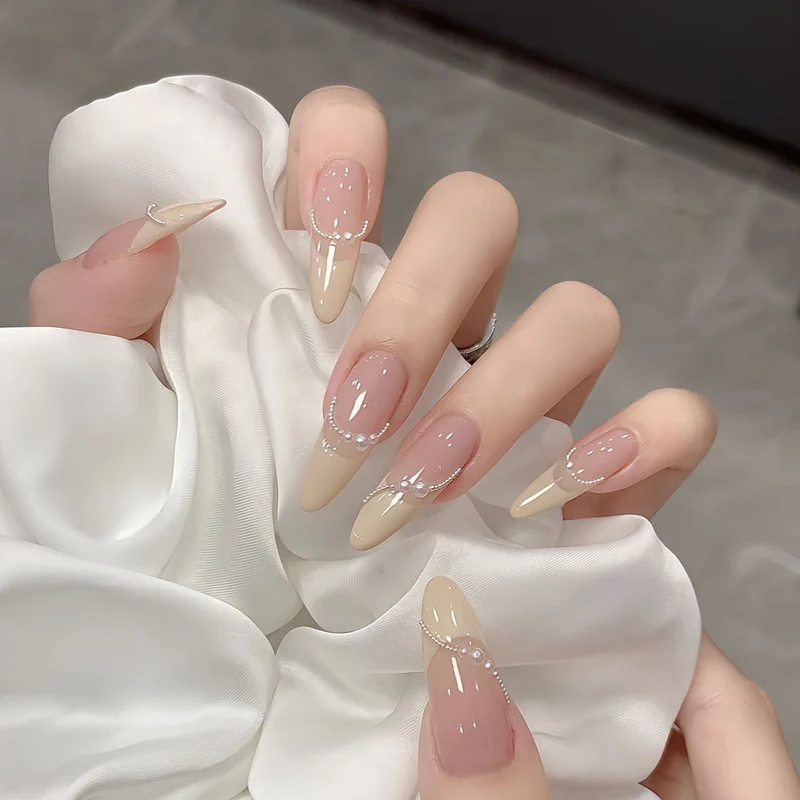 Glänzendes Nagelset Karnz