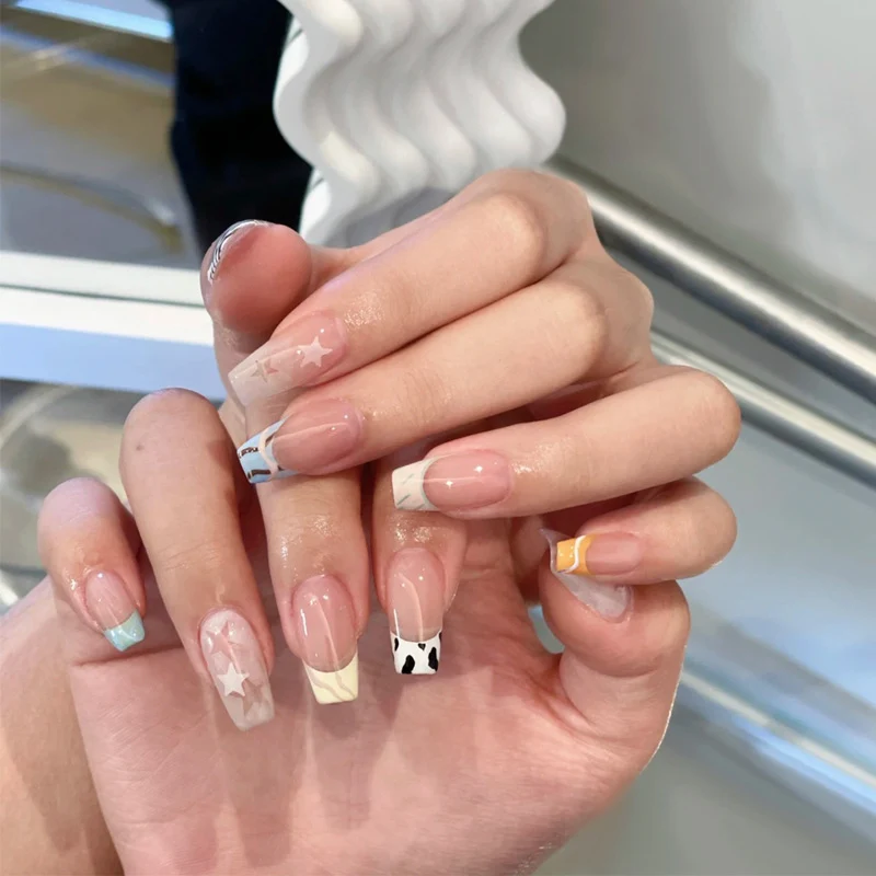 Glänzendes Nagelset Karnz