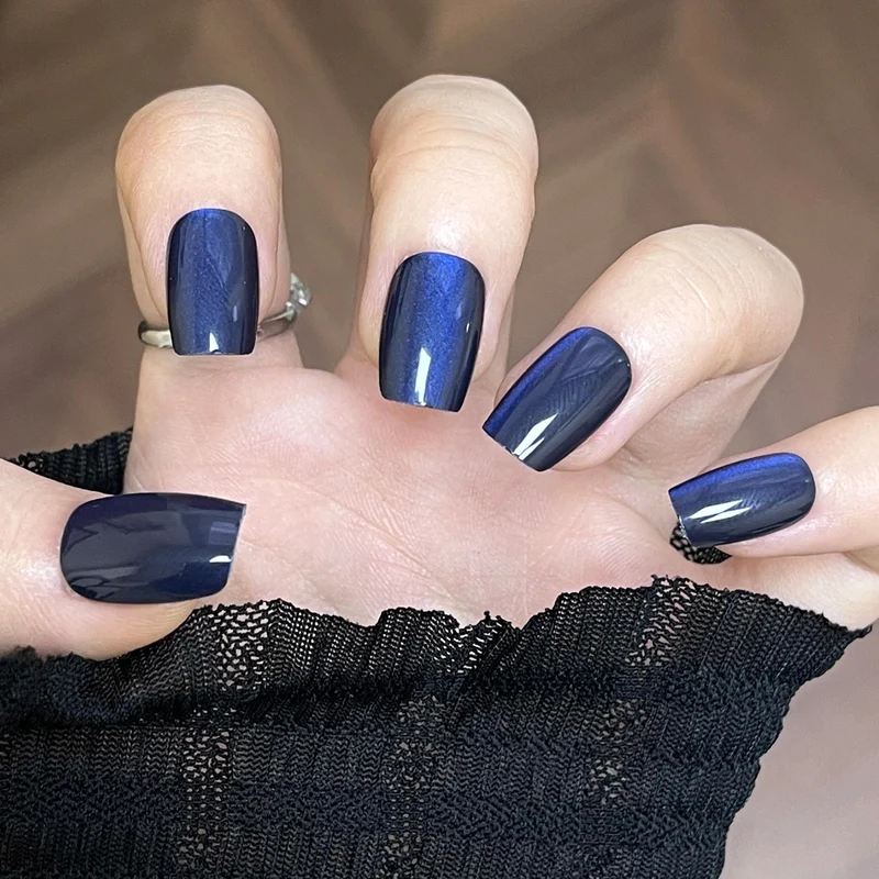Glänzendes Nagelset Karnz