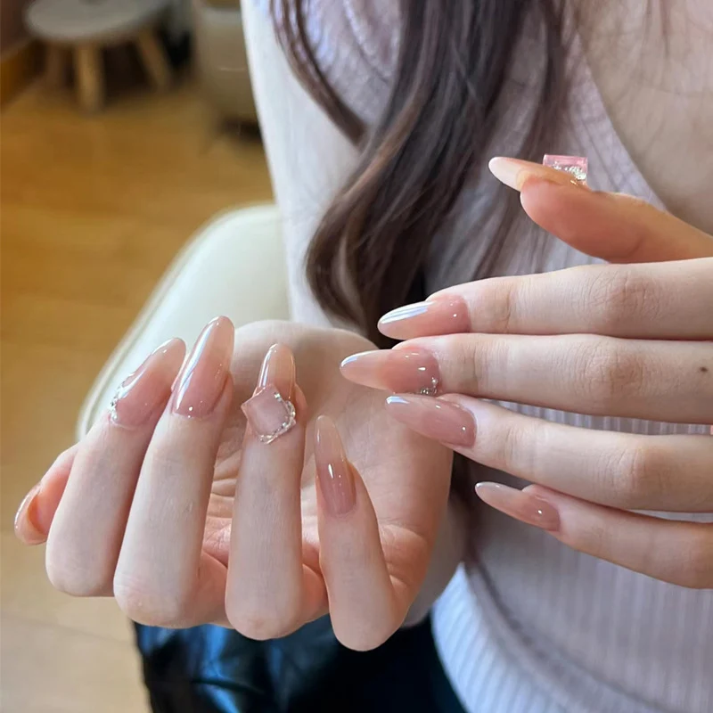 Glänzendes Nagelset Karnz