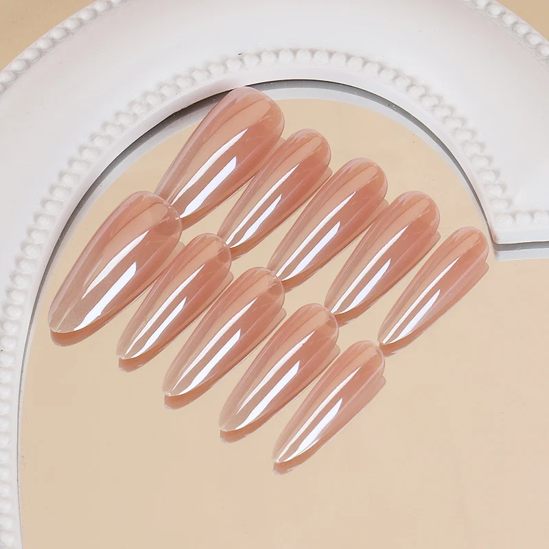 Glänzendes Nagelset Karnz