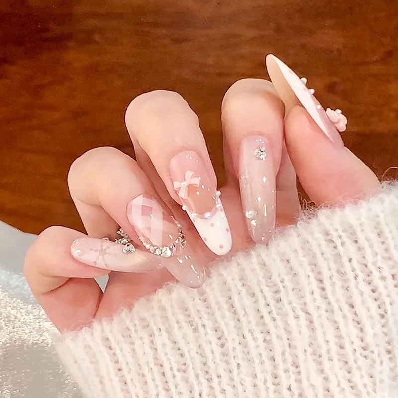 Glänzendes Nagelset Karnz