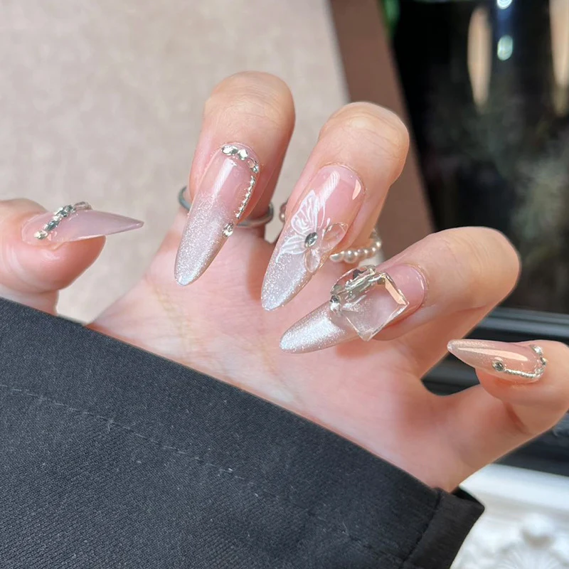 Glänzendes Nagelkunstset mit funkelnden Glitzerakzenten Karnz