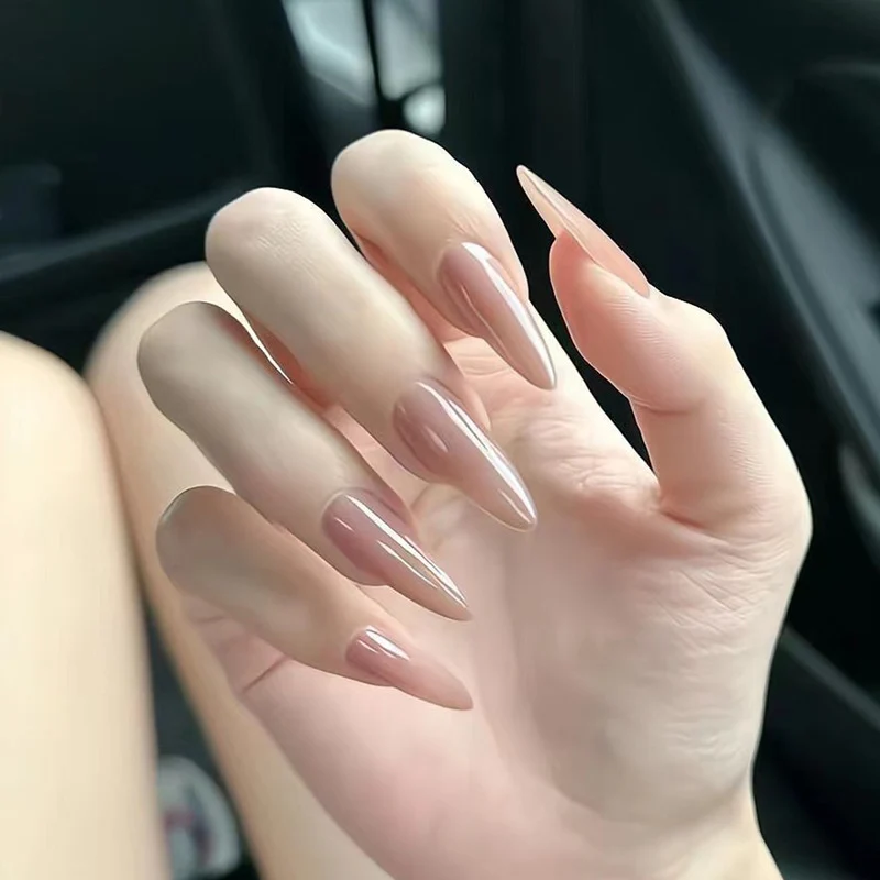 Glänzendes Nagelkunstset mit funkelnden Glitzerakzenten Karnz