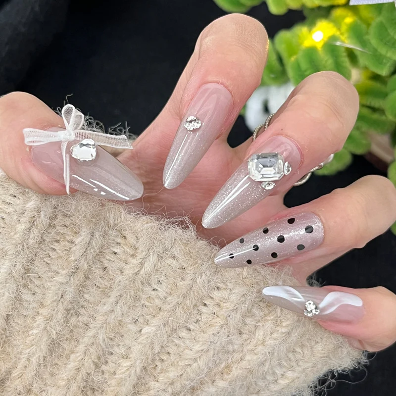 Glänzendes Nagelkunstset mit funkelnden Glitzerakzenten Karnz