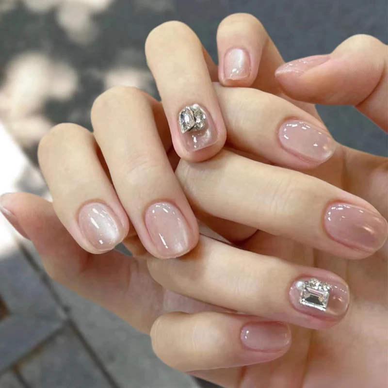 Glänzendes Nagelkunstset mit funkelnden Glitzerakzenten Karnz