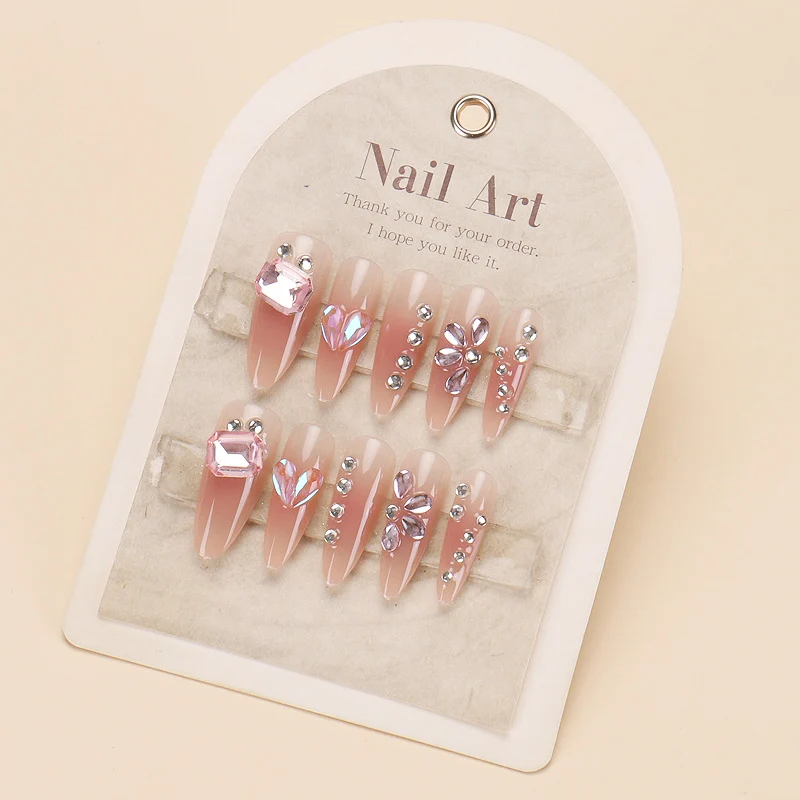 Glänzendes Nagelkunstset mit funkelnden Glitzerakzenten Karnz