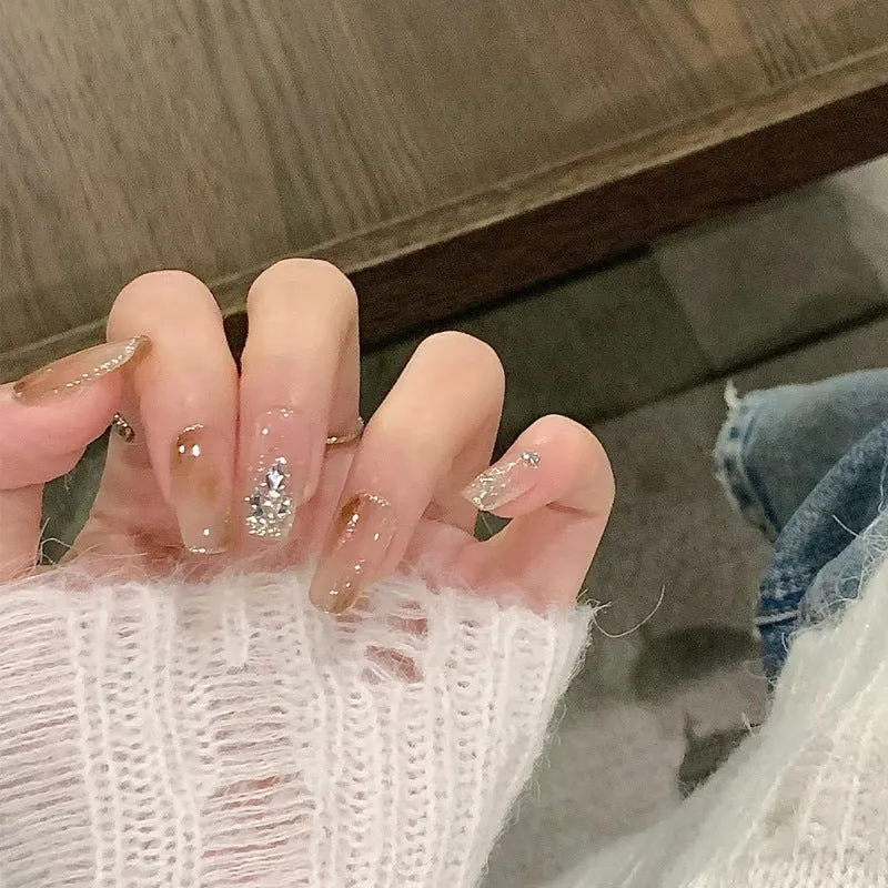 Glänzendes Nagelkunstset mit funkelnden Glitzerakzenten Karnz