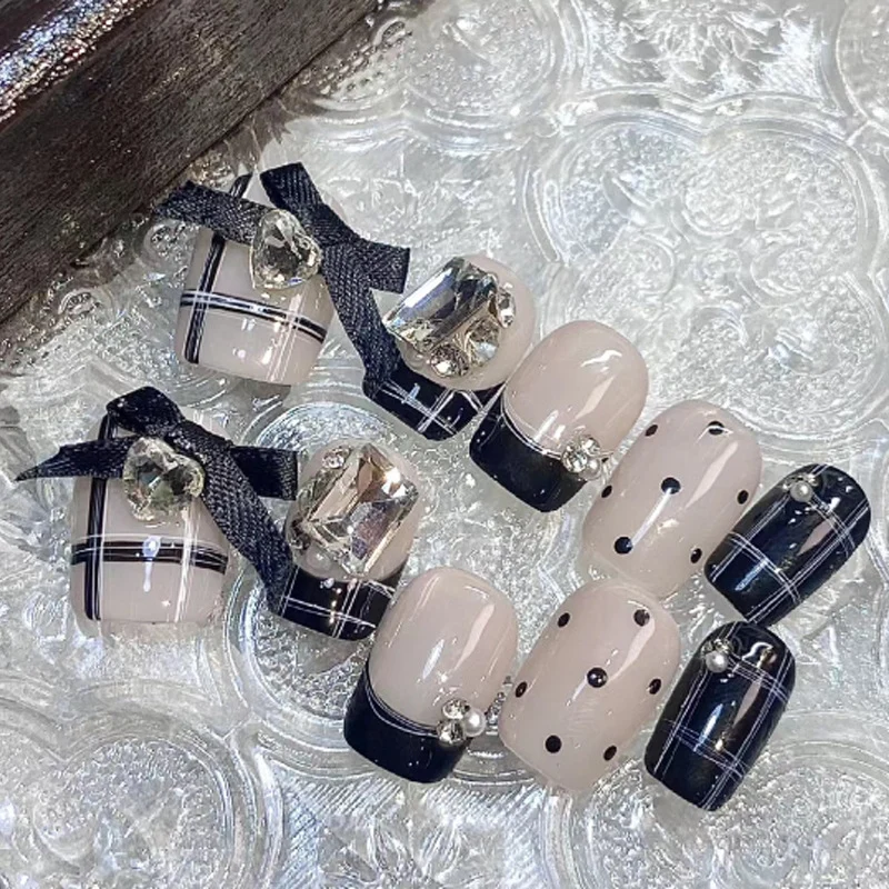 Glänzendes Nagelkunstset mit funkelnden Glitzerakzenten Karnz