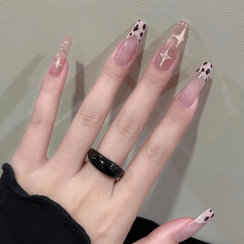 Glänzendes Nagelkunstset mit funkelnden Glitzerakzenten Karnz