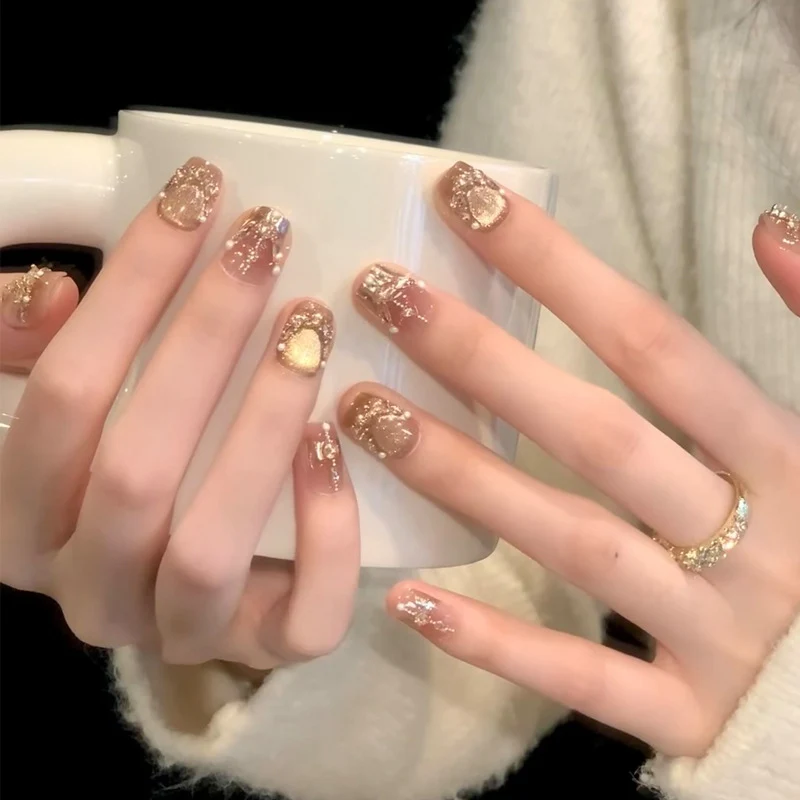 Glänzendes Nagelkunstset mit funkelnden Glitzerakzenten Karnz