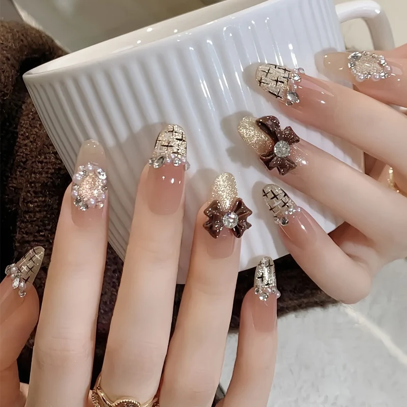 Glänzendes Nagelkunstset mit funkelnden Glitzerakzenten Karnz