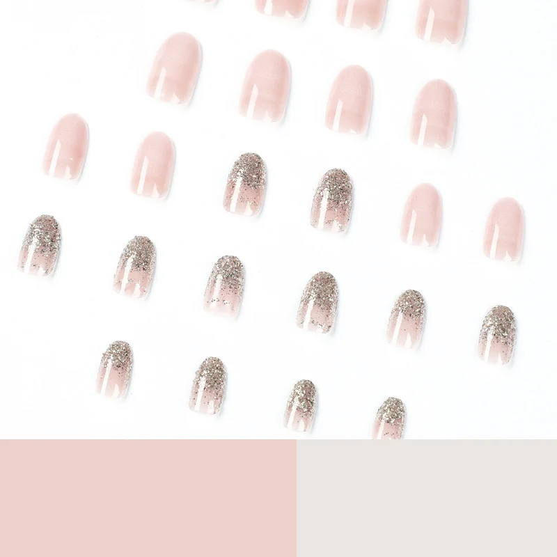 Kunstvolle Nagelkunst mit Strassverzierungen und elegantem Farbverlauf Karnz