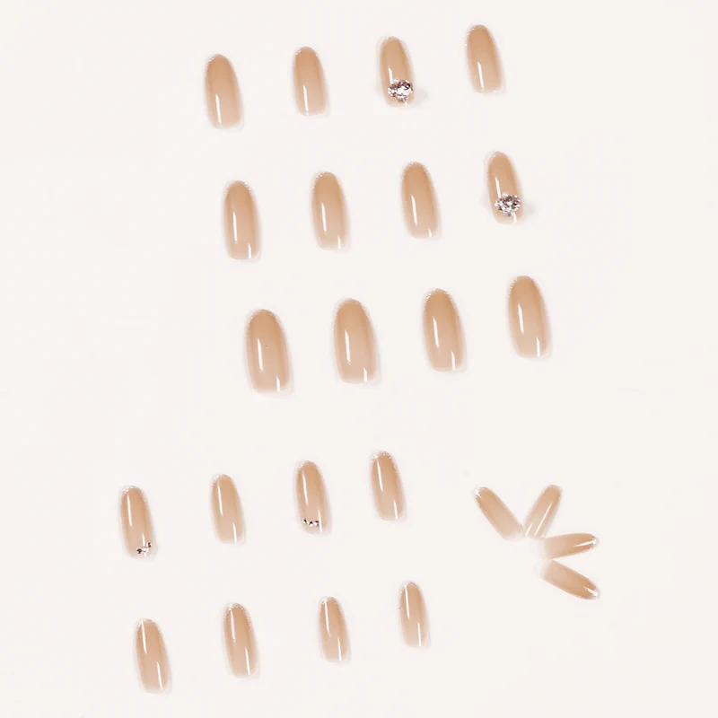Kunstvolle Nagelkunst mit Strassverzierungen Karnz