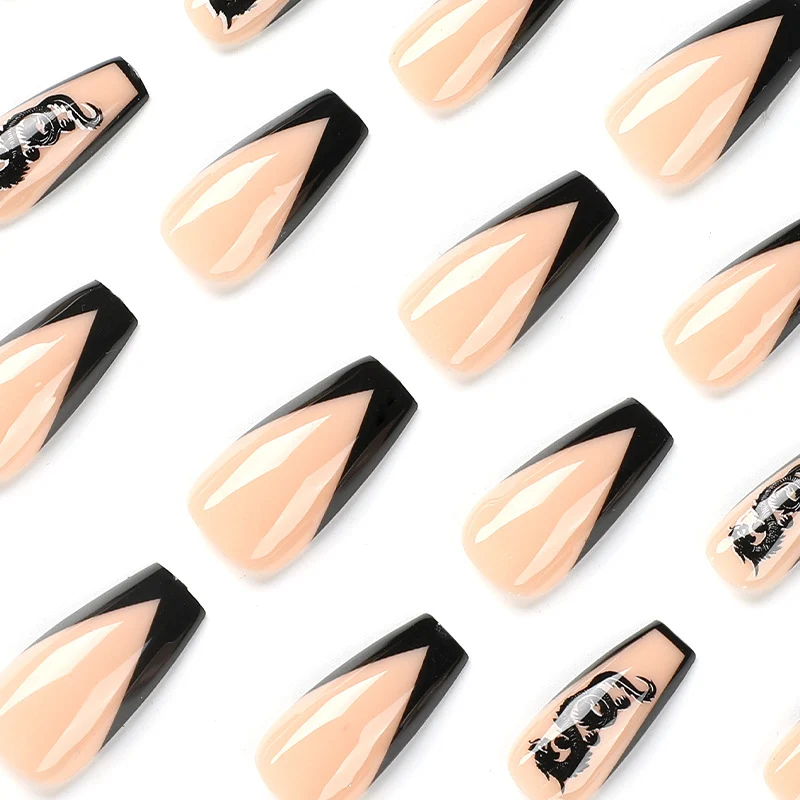 Kunstvolle Nagelkunst mit schwarzem French-Tip und unterirdischen Mustern Karnz