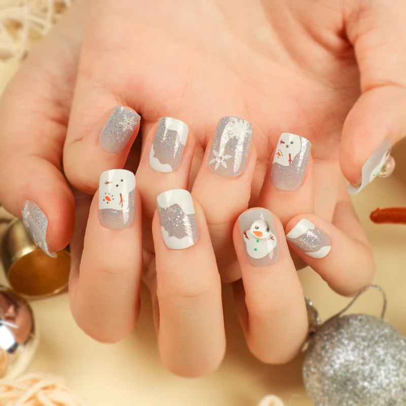 Kunstvolle Nagelkunst mit Schnee- und Weihnachtsmotiven Karnz
