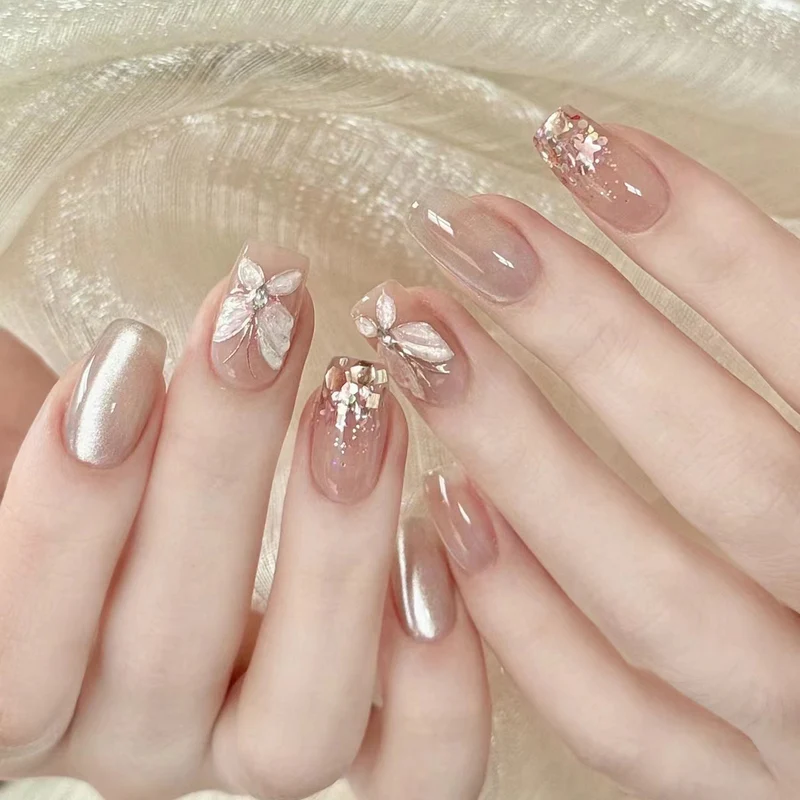 Kunstvolle Nagelkunst mit Schmetterlingsmotiven und Glitzerakzenten Karnz