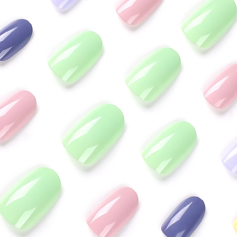 Kunstvolle Nagelkunst mit sanften Farben und Hochglanz-Finish Karnz