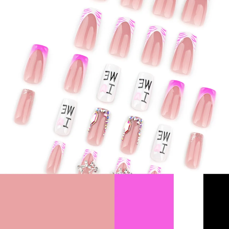 Kunstvolle Nagelkunst mit romantischen Verzierungen und Glitzerakzenten Karnz