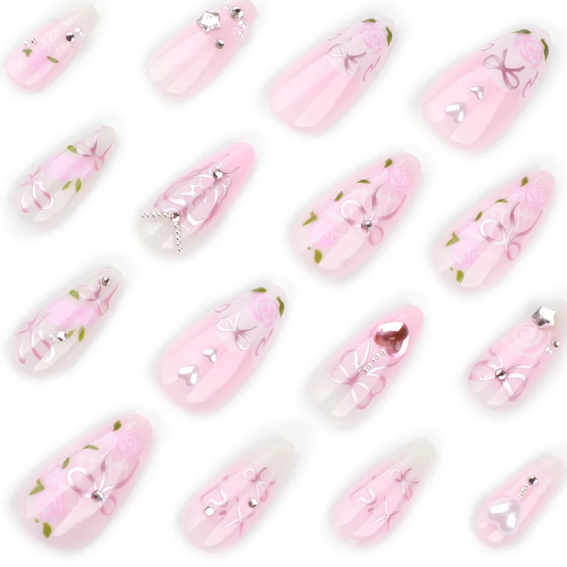 Kunstvolle Nagelkunst mit romantischen Rosen- und Schleifenmotiven Karnz